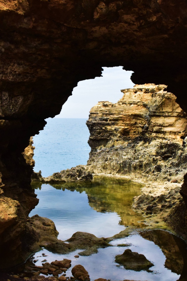 Проход в пещере в море