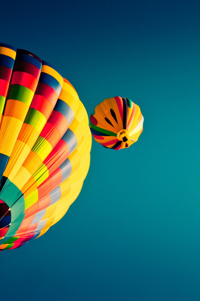 Два воздушных шара в голубом небе 