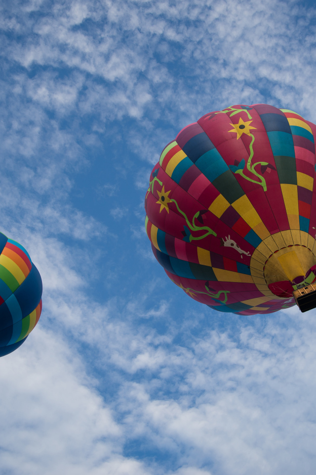 Два больших воздушных шара в голубом небе с белыми облаками