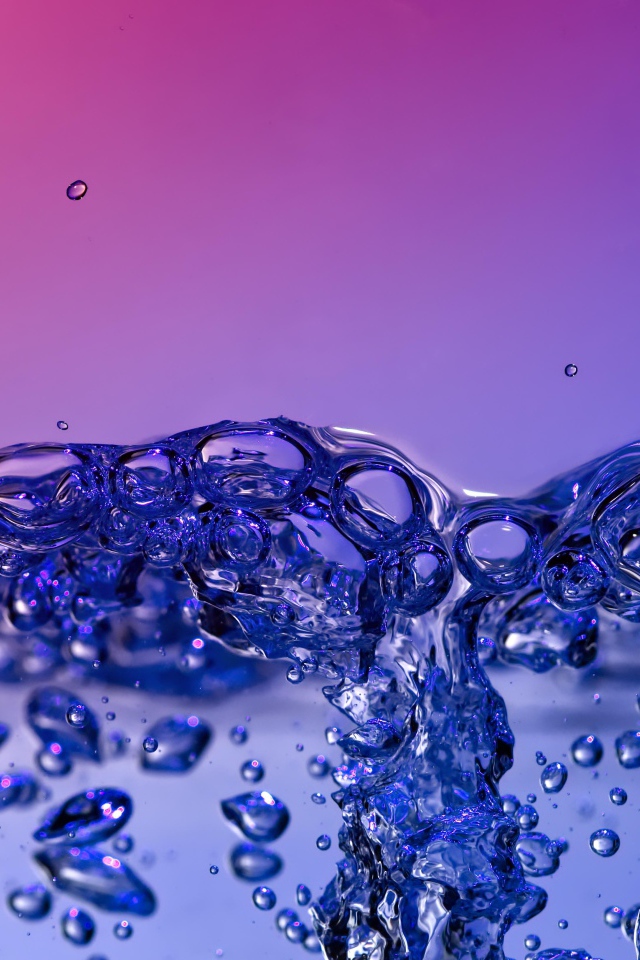 Пузыри воды на сиреневом фоне