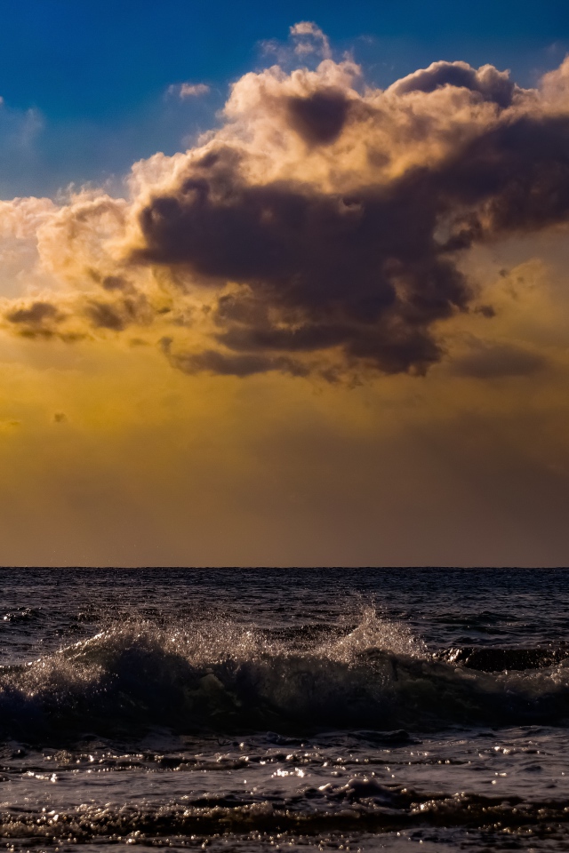 Белое облако в небе над морем