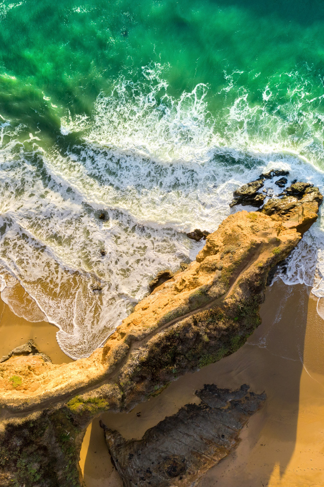 Белые волны океана на песке на береговой линии