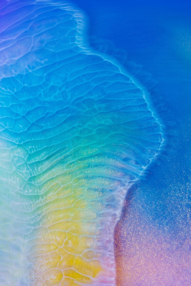 Белая вода омывает голубую поверхность 