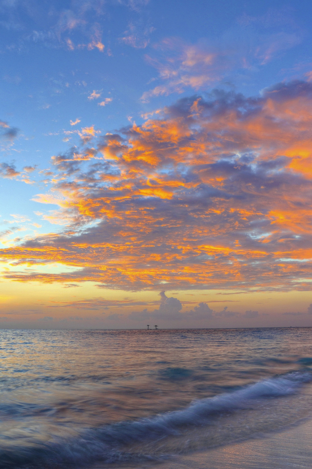 Красивый закат в небе на берегу тропического пляжа