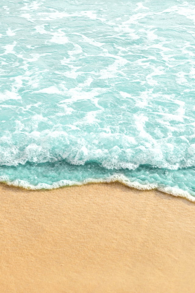 Голубая волна на теплом желтом песке летом