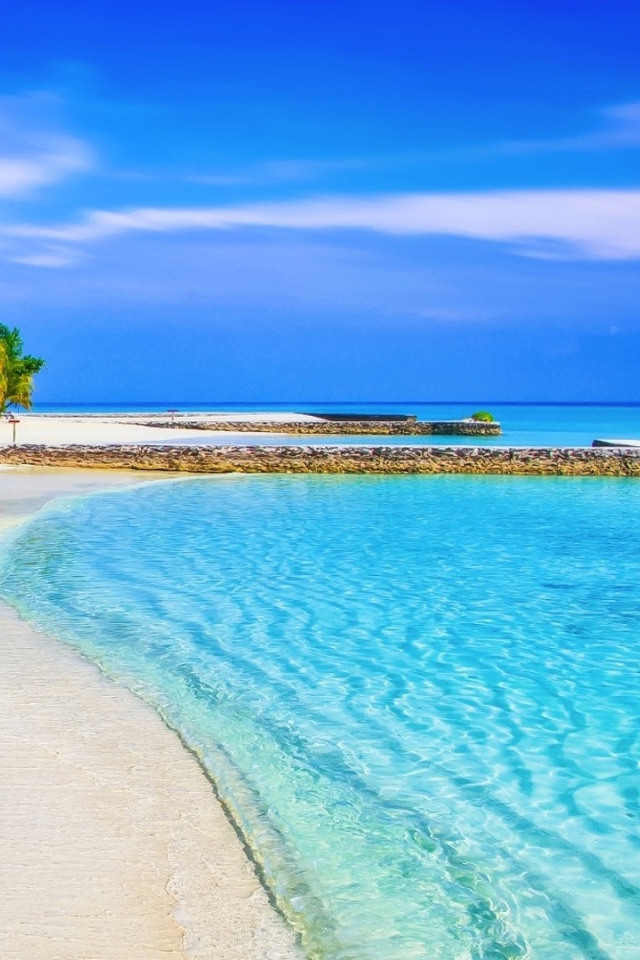 Чистая голубая вода океана на белом песке тропического пляжа
