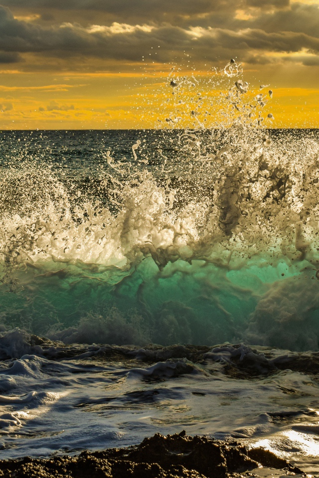 Бушующие белые волны на фоне низкий облаков в небе