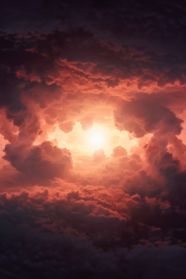 Яркая вспышка в грозовых облаках 