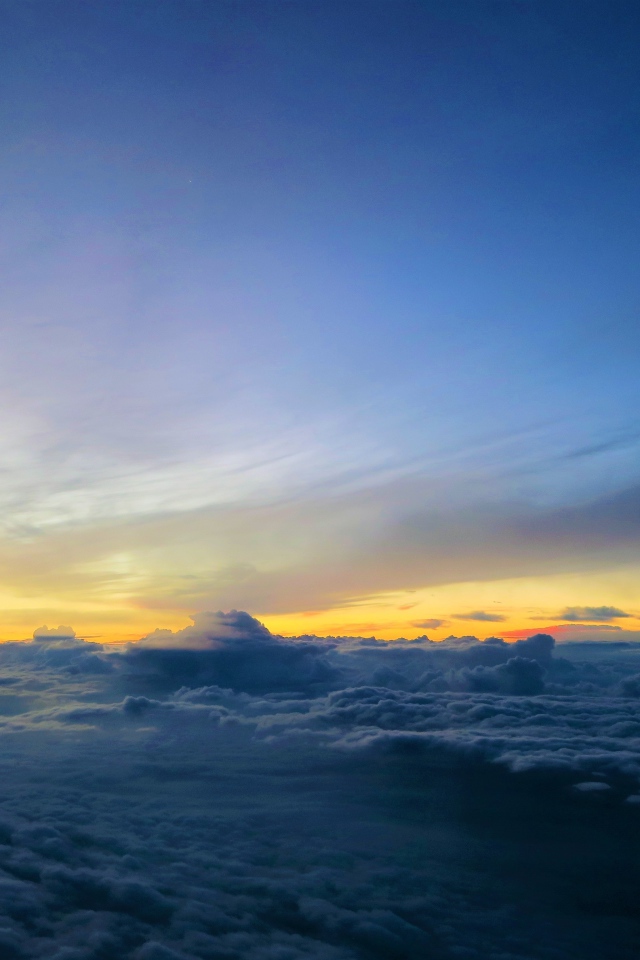 Белые низкие облака под голубым небом на рассвете