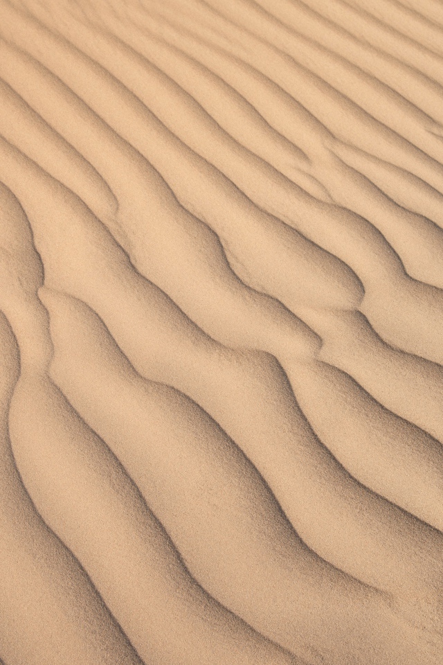 Волны на желтом песке в пустыне  