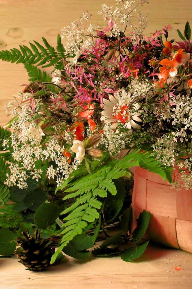 Букет цветов в корзине на столе