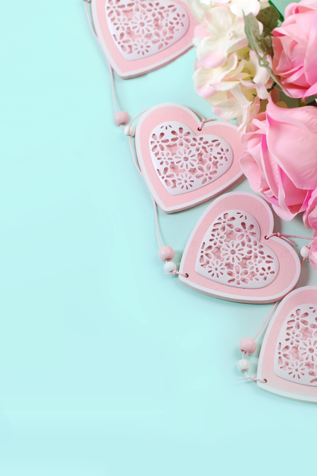 Букет розовых роз на голубом фоне с сердечками