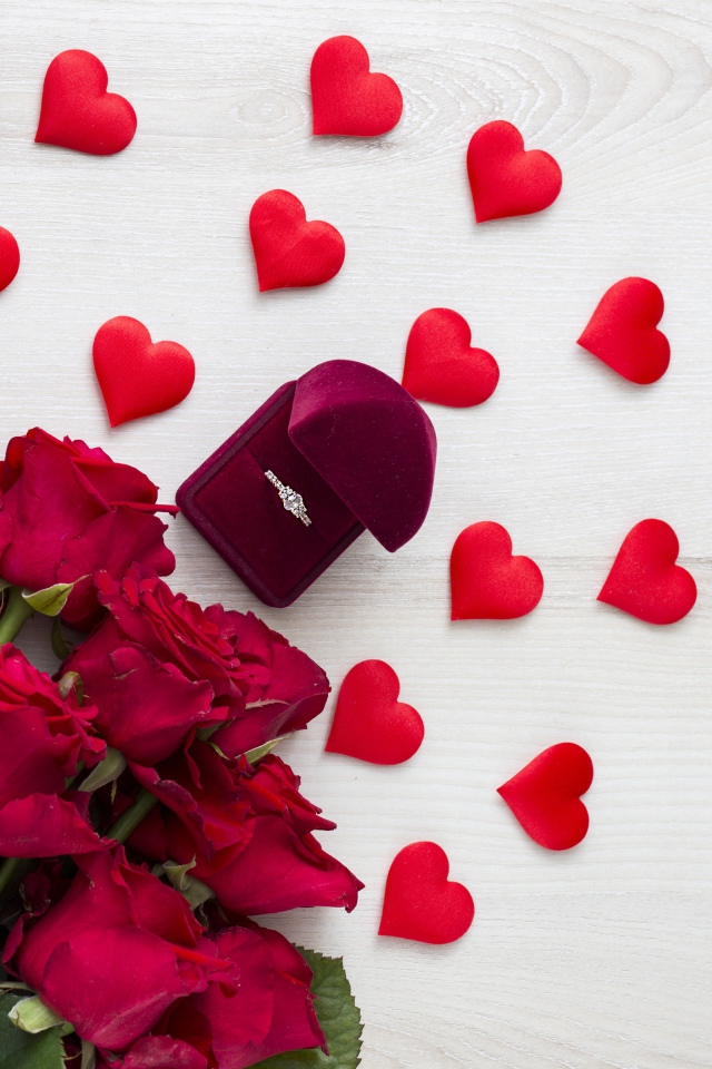 Букет красных роз с красными сердечками и коробочкой с кольцом