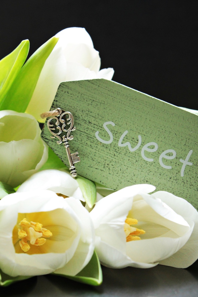 Букет белых тюльпанов с надписью и маленьким ключом