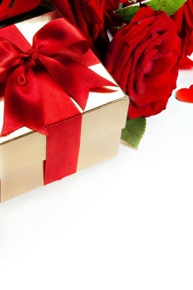 Подарок с красным бантом на белом фоне с красными розами и сердечками