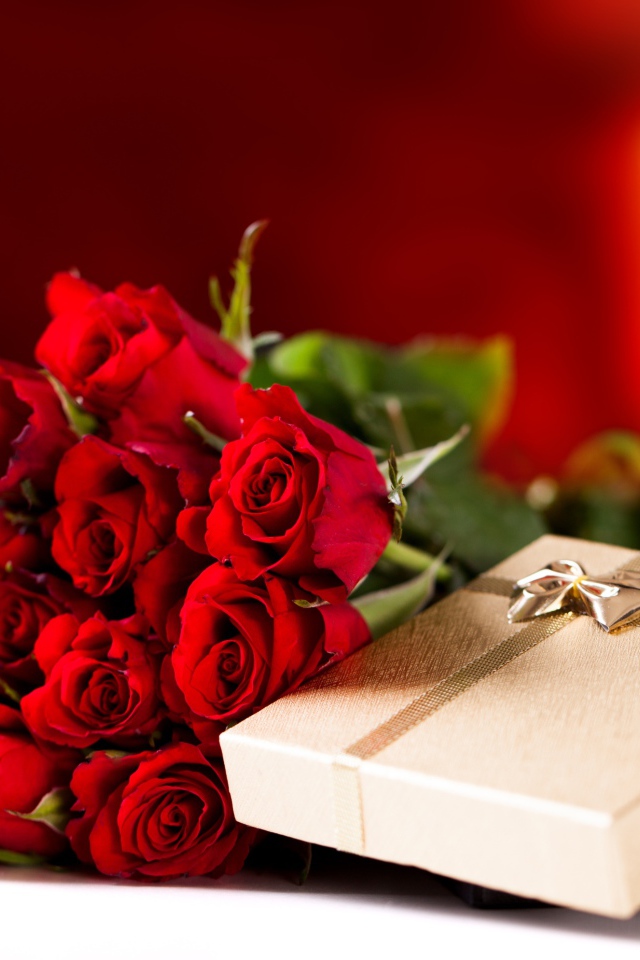 Большой букет красных роз с подарком