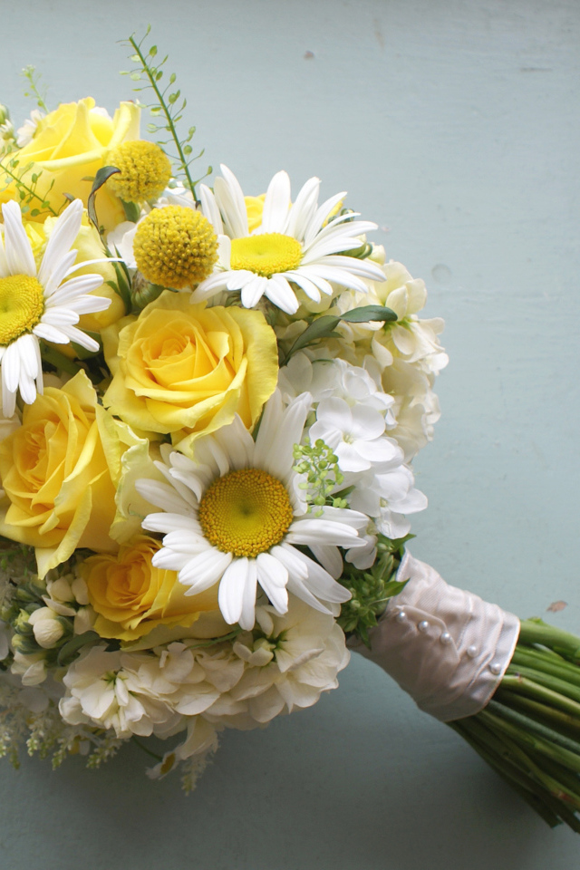 Красивый букет цветов на сером фоне