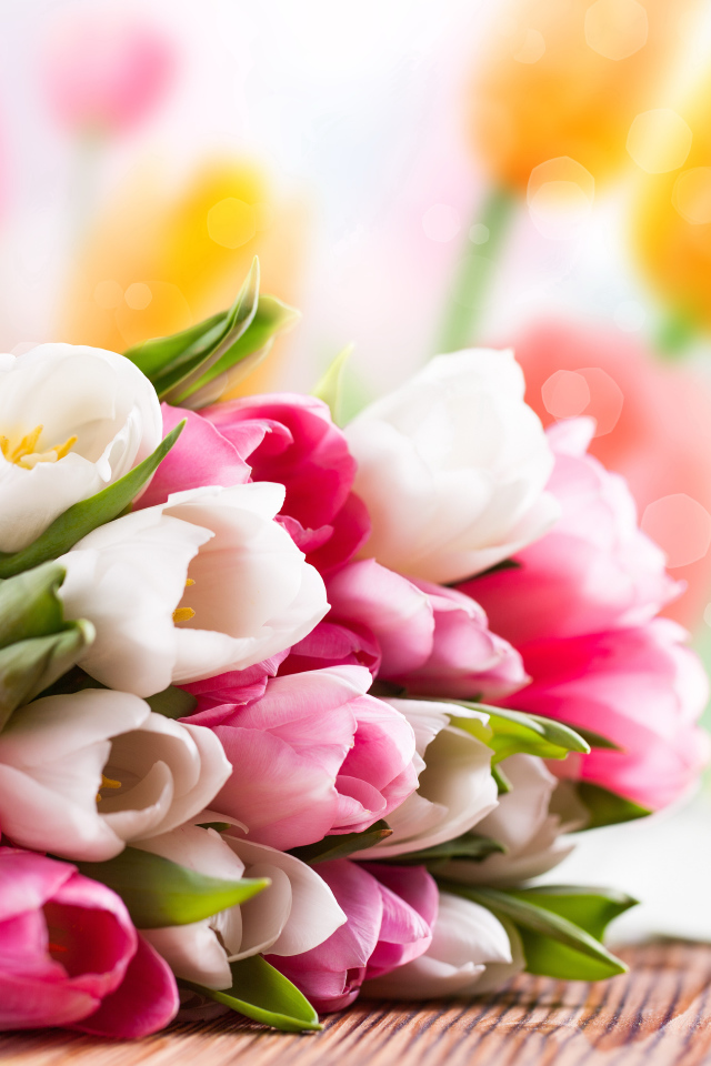 Красивый букет розовых и белых тюльпанов на столе