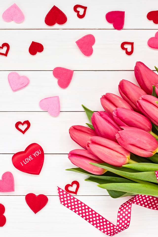 Красивый букет розовых тюльпанов на белом фоне с сердечками и лентой