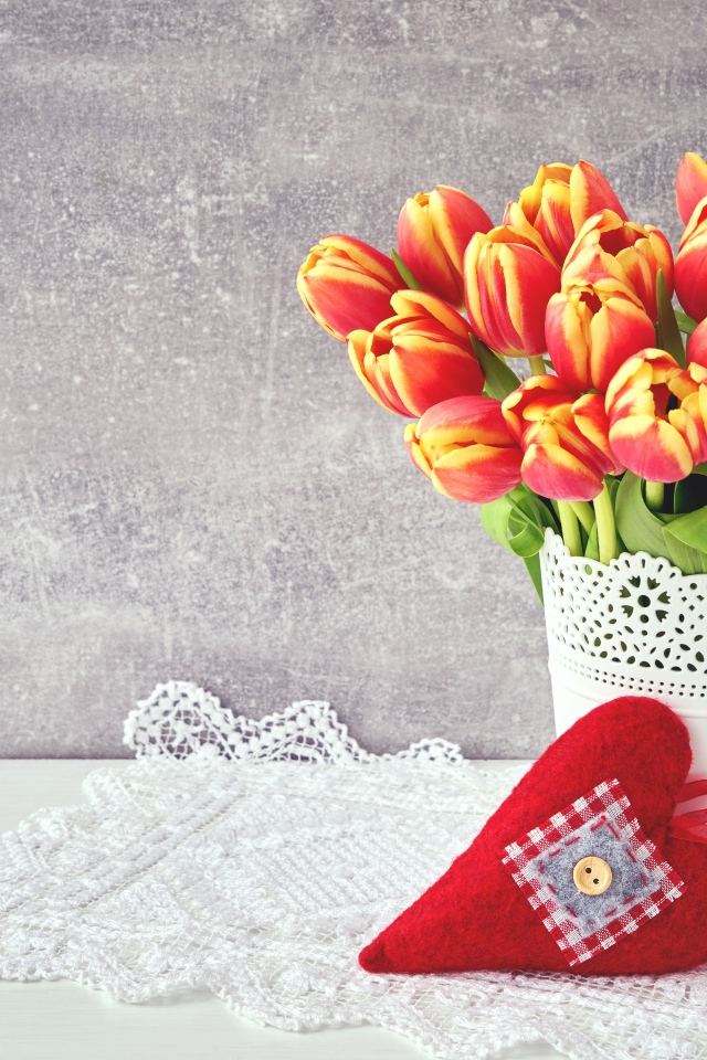 Букет красивых тюльпанов в вазе на сером фоне с сердцем