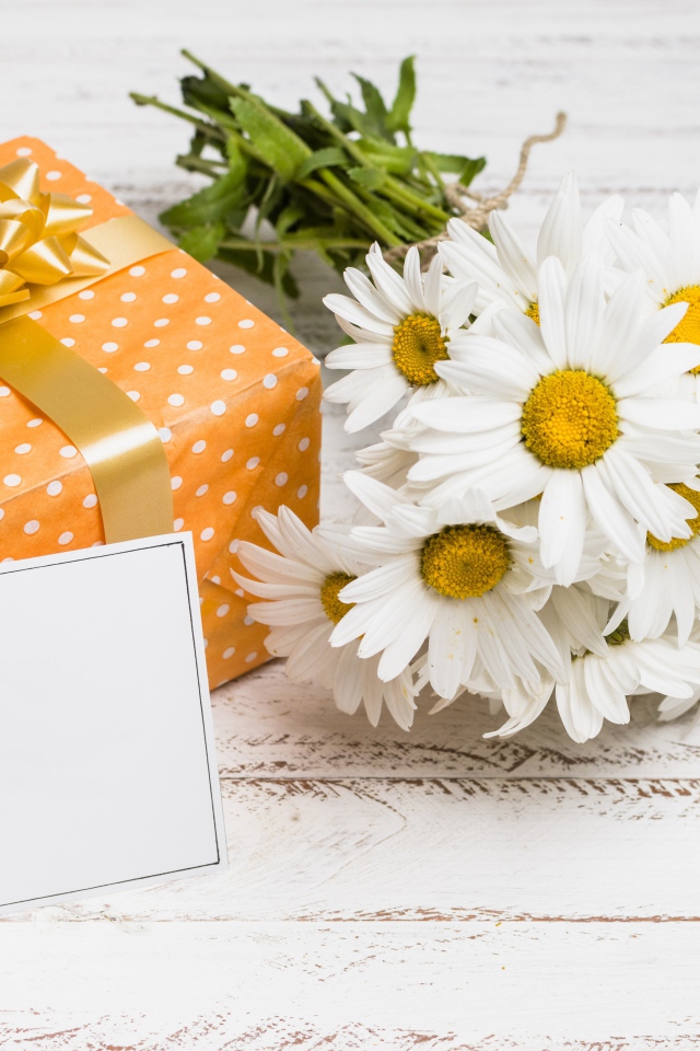 Букет ромашек с подарком и шаблоном для открытки 