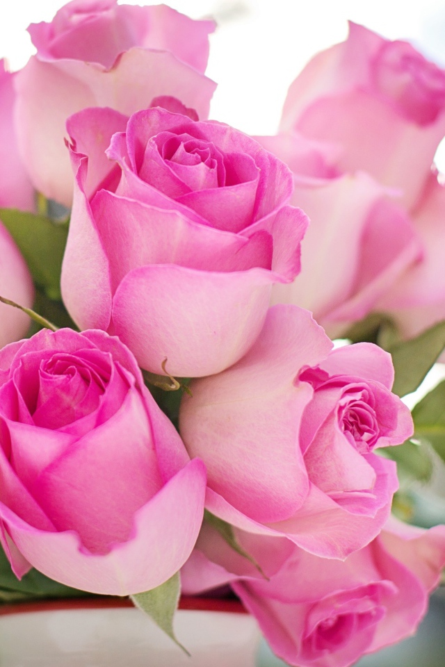 Букет нежных розовых роз в вазе 