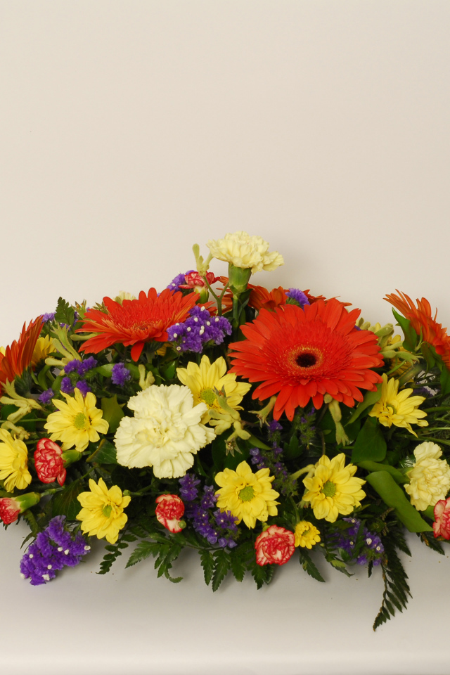 Букет разных разноцветных цветов на сером фоне