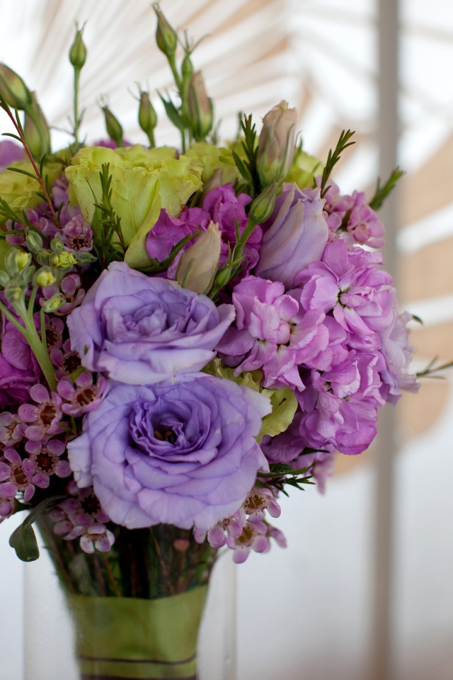 Букет эустомы в вазе крупным планом