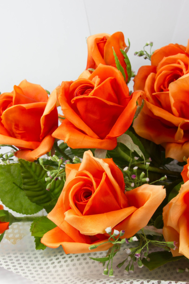 Букет оранжевых роз с полевыми цветами 