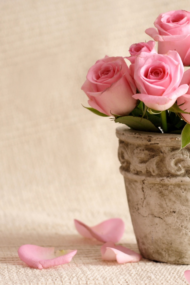 Букет розовых роз в глиняной вазе