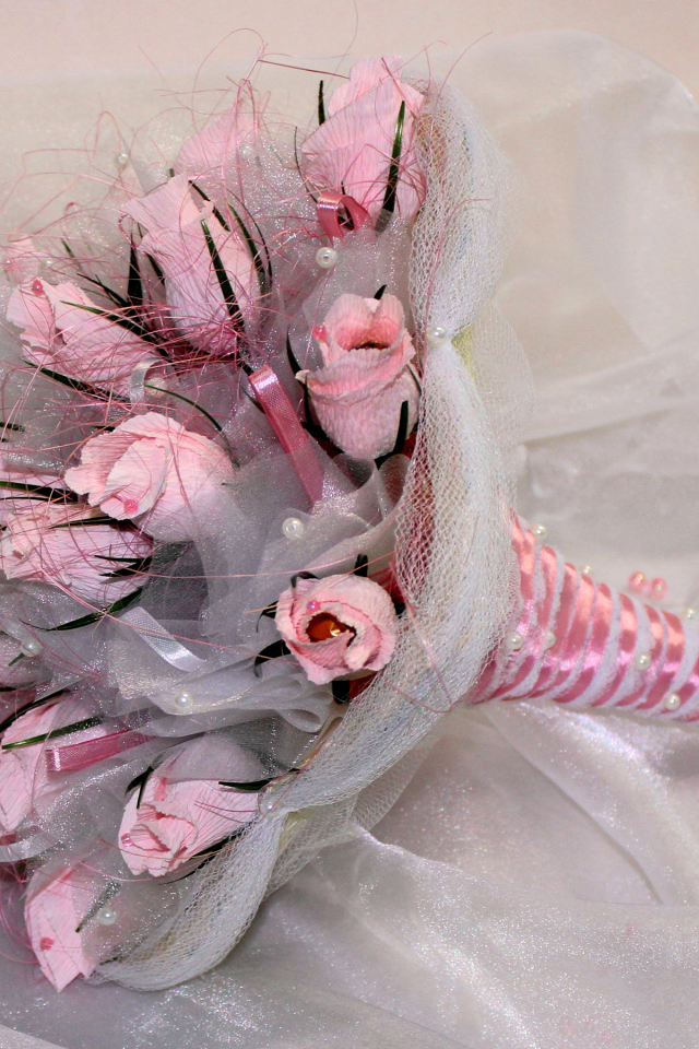 Букет розовых роз из бумаги с конфетами 