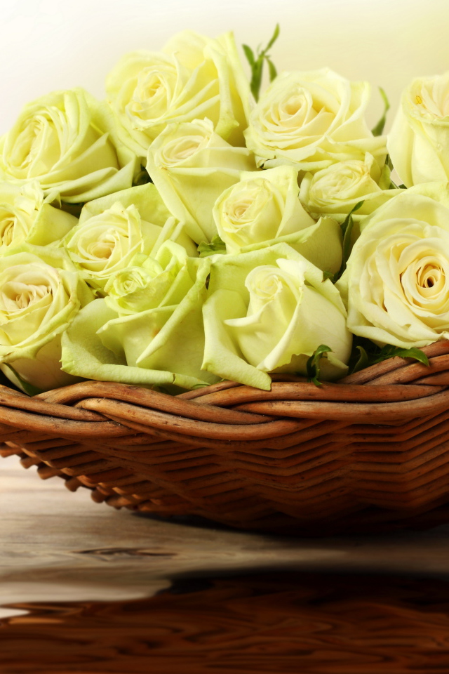 Букет белых роз в плетеной корзине