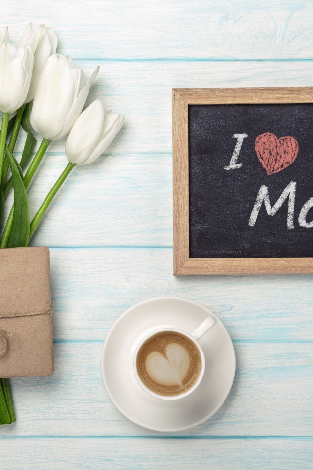 Букет белых тюльпанов, подарок и чашка кофе для мамы 