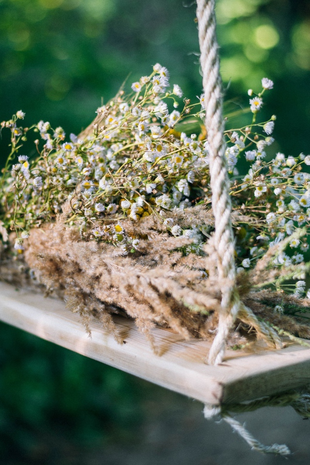 Букет полевых цветов на лежат на качели