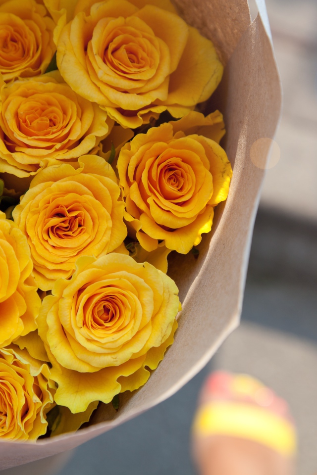 Букет желтых роз в бумаге