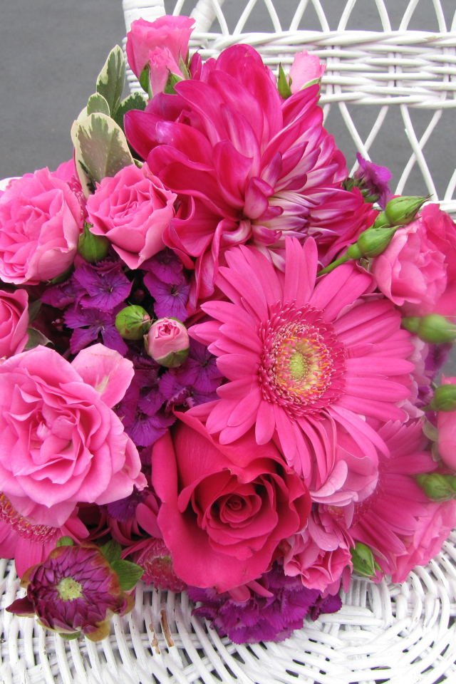 Букет с розовыми цветами георгины, розы, герберы и флоксы на белом стуле