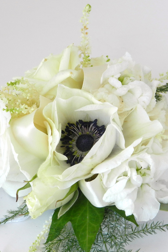 Букет с белыми цветами анемоны на сером фоне