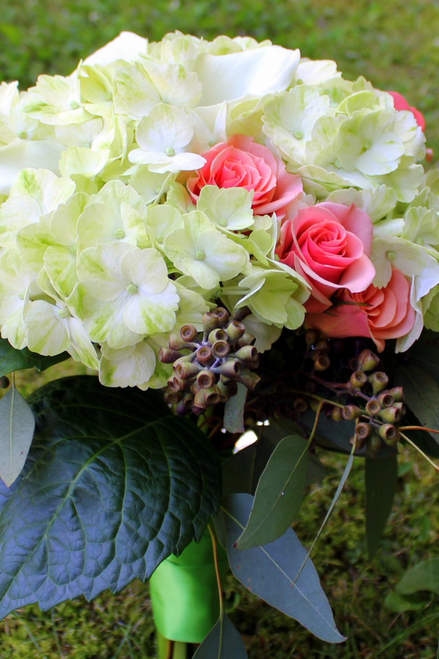 Букет с белыми цветами гортензии и розовыми розами