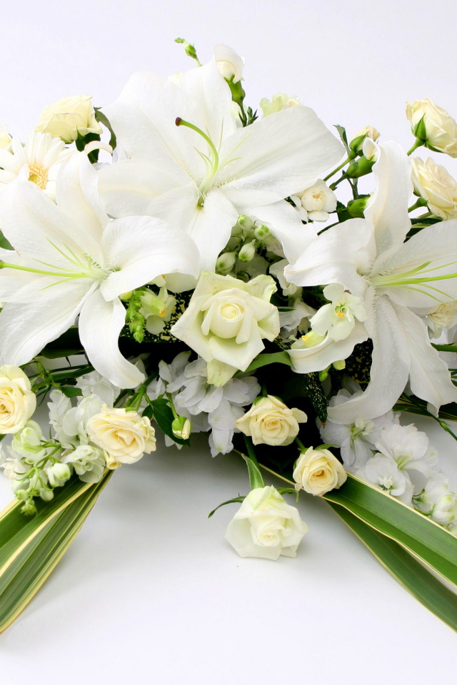 Букет с белыми розами, каллами, гвоздиками  и лилиями 