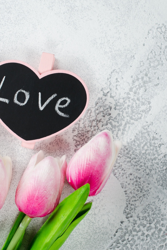 Сердечко на сером фоне с букетом розовых тюльпанов
