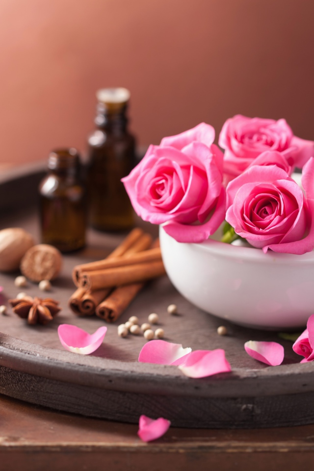 Розы на подносе с корицей и ароматным маслом