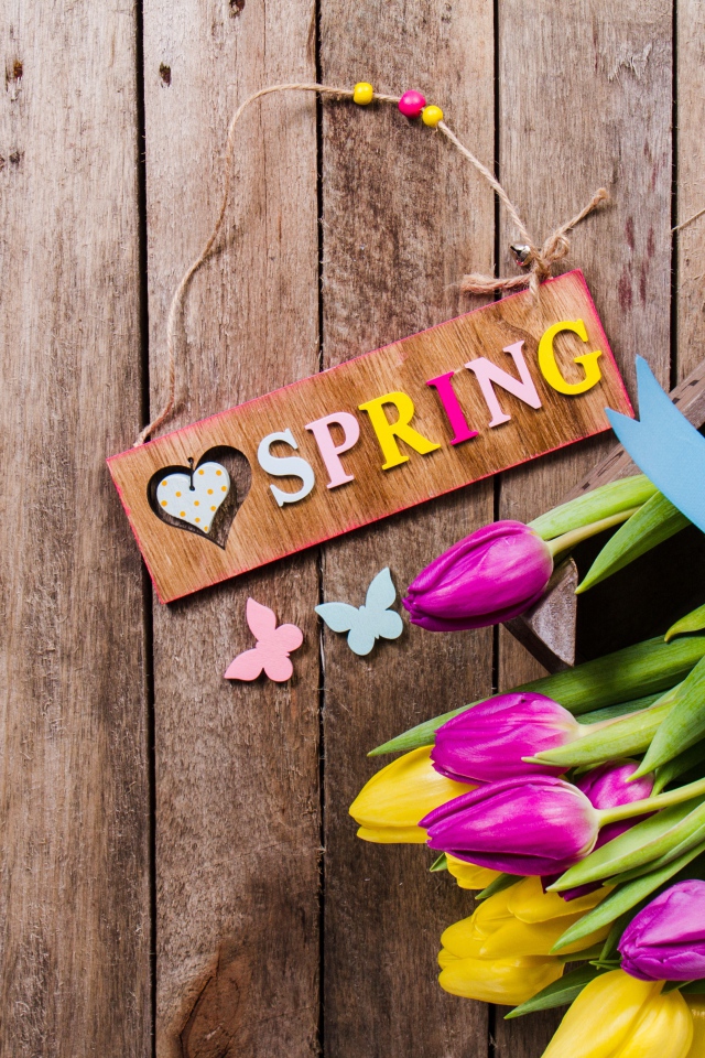 Надпись на английском весна на столе с букетом тюльпанов и шляпой