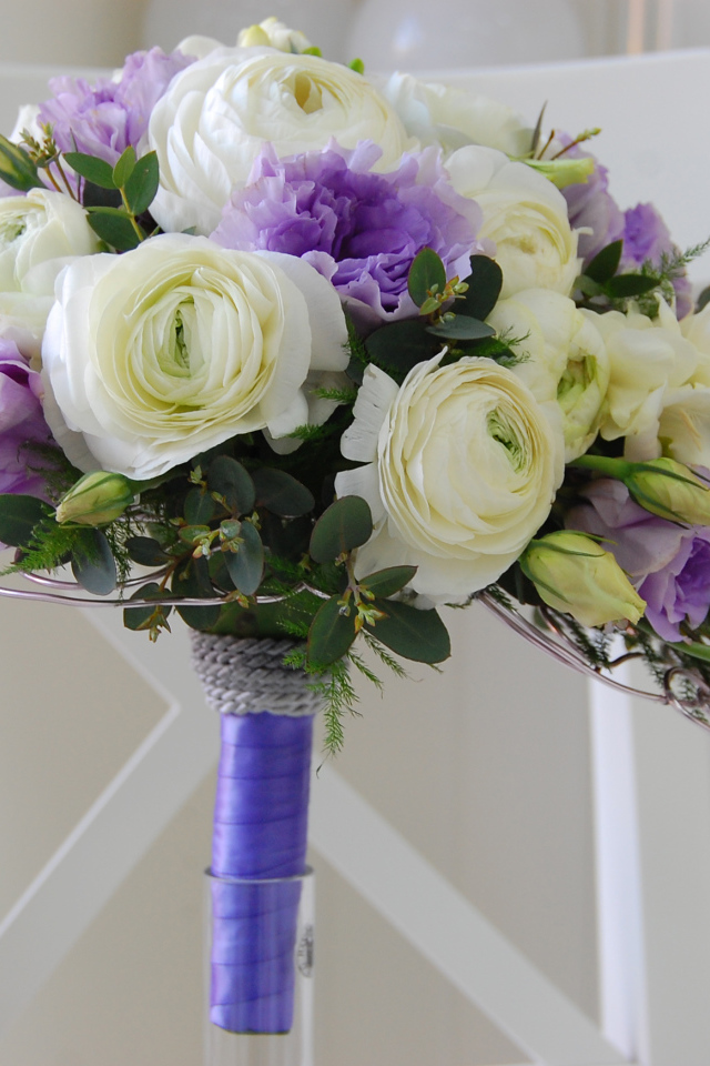 Белые лютики и цветы фиолетовой эустомы в букете 