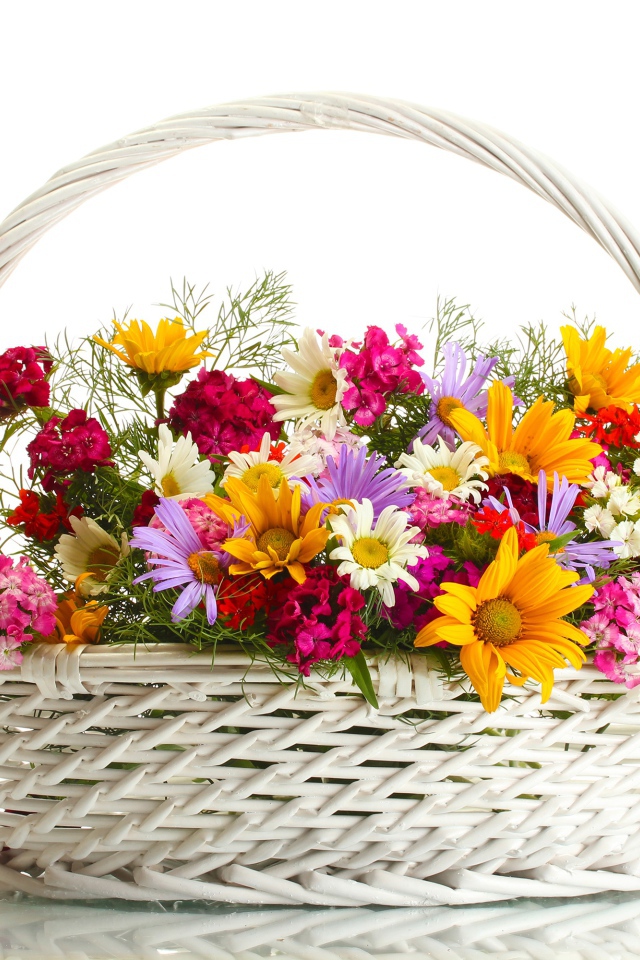 Белая плетеная корзина с цветами на белом фоне
