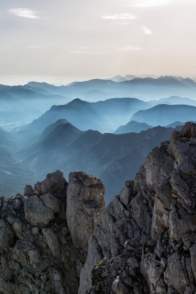 Покрытые утренним туманом скалы 