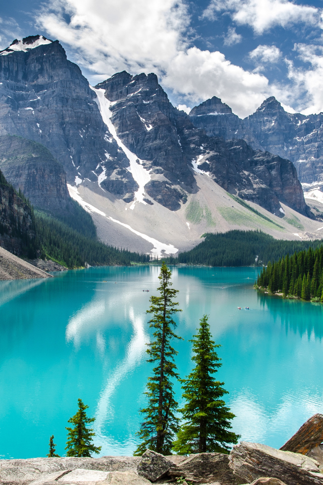 Высокие покрытые снегом горы у озера с голубой водой 
