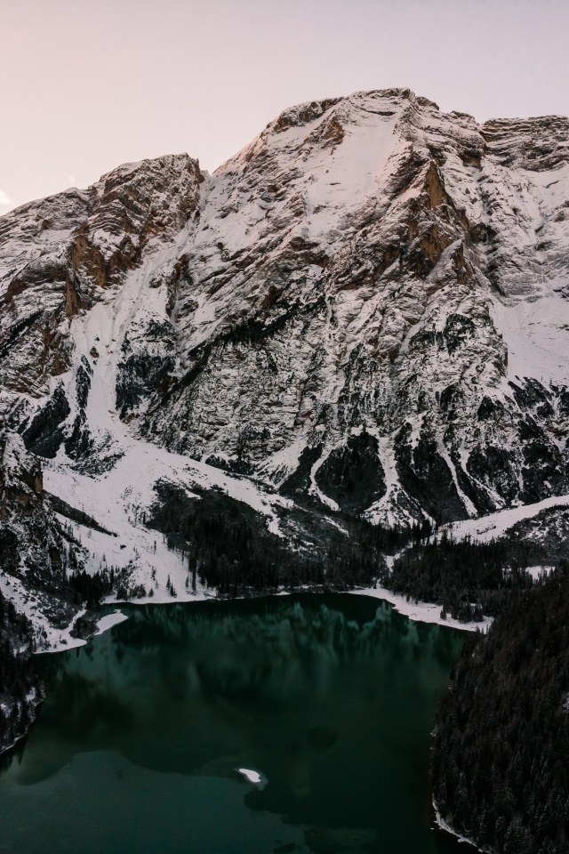 Озеро между заснеженных гор