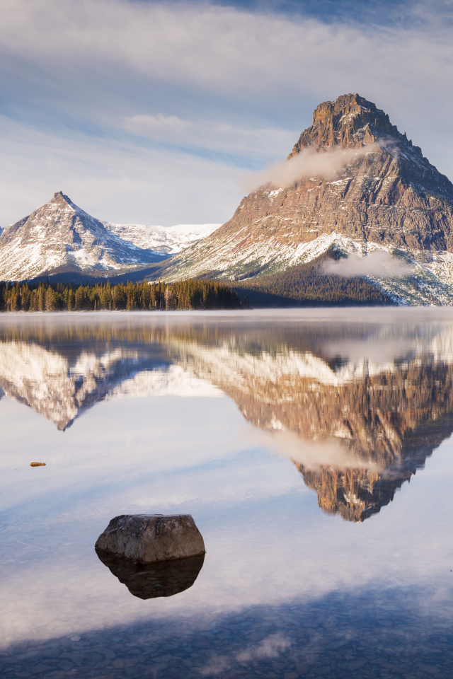 Величественные горы отражаются в прозрачной воде