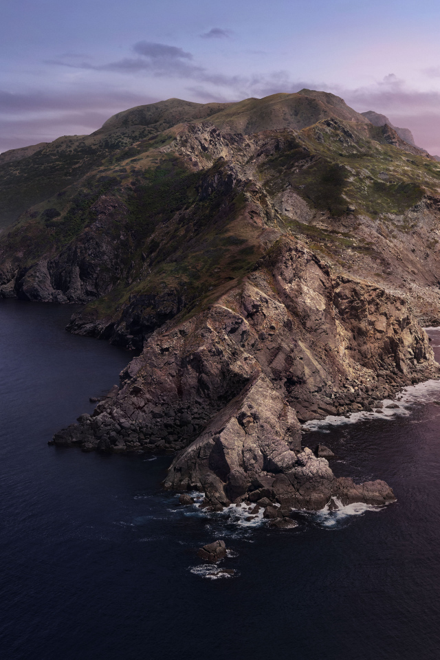 Гора в море под красивым небом, Исландия