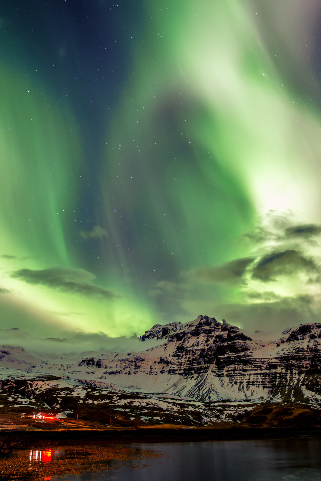 Северное сияние над заснеженными горами, Исландия